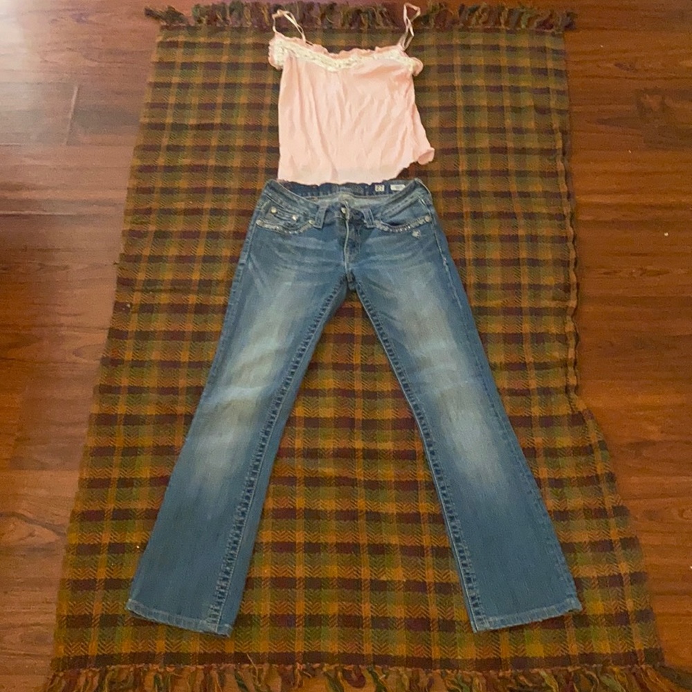 Miss Me Jeans 👖w Free Flowered top